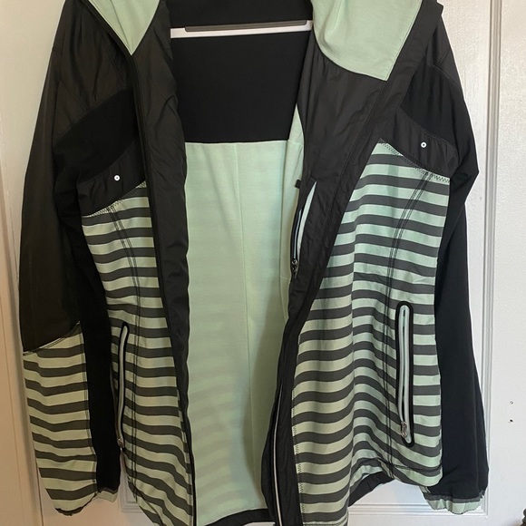 Lululemon windbreaker - Picture 2 of 4